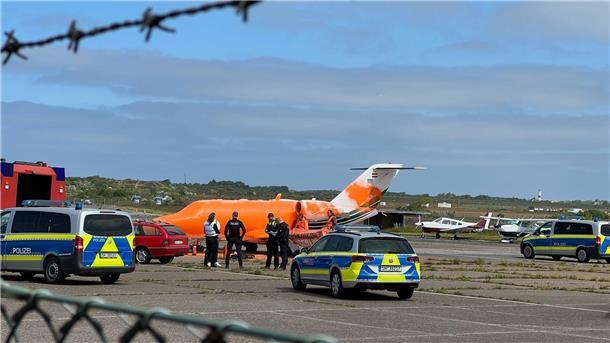 Klimaschutz-Demonstranten der Initiative Letzte Generation haben einen Jet mit oranger Farbe besprüht.