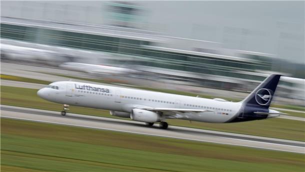 Lufthansa-Chef: E-Fuels gehören in Flugzeuge statt in Autos Klimaschutz ist auch für die Luftfahrtbranche ein entscheidendes Thema. (Archivbild)