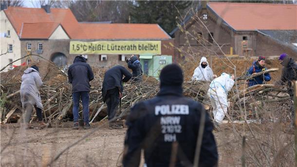 Klimaschutzaktivisten bauen Barrikaden auf. Das Dorf Lützerath soll zur Erweiterung des Braunkohletagebaus Garzweiler II abgebaggert werden.