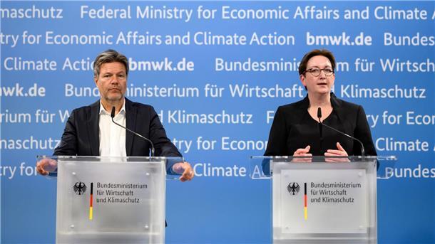 Fernwärme soll Alternative zur Wärmepumpe werden Klimaschutzminister Habeck und Bauministerin Geywitz während der Pressekonferenz nach dem Fernwärmegipfel.