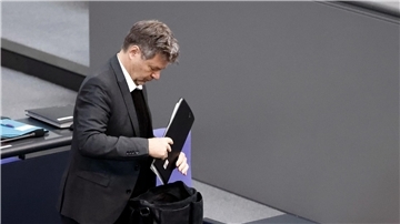 Klimaschutzminister Robert Habeck legt nach der Debatte zum Strompreisbremsengesetz  Akten in die Tasche.