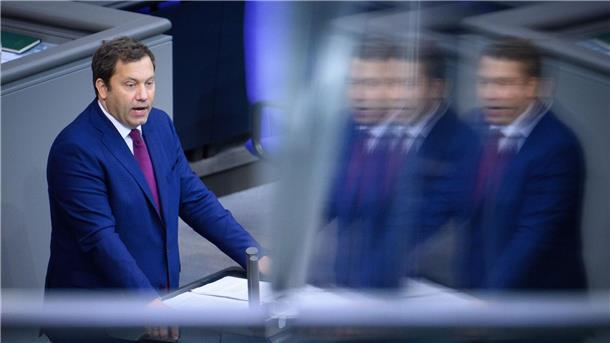 Was man über den Bundeshaushalt 2026 wissen sollte Klingbeil schwört im Bundestag auf harte Zeiten ein.