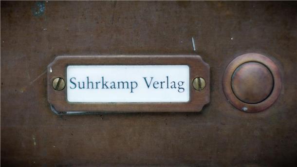 Möhrle übernimmt Suhrkamp komplett - Unselds Witwe hört auf Klingelschild mit Verlagsname