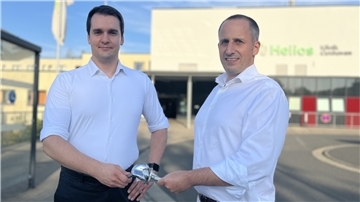 Klinik-Geschäftsführer Thomas Hempel (links) freut sich, dass Professor Carl Haasper Chefarzt der neuen Sektion Endoprothetik an der Helios Klinik Cuxhaven wird. Vorher war Haasper am Ameos-Klinikum Debstedt. 
