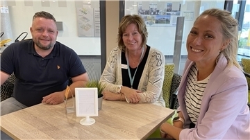 Klinikgeschäftsführer Stefan Scharnetzki, Verwaltungsfachkraft Michaele Nagel und Pressesprecherin Katharina Recht reden in der Helios-Cafeteria in Esenshamm über die Aktion "Zehntausend für Zehn".