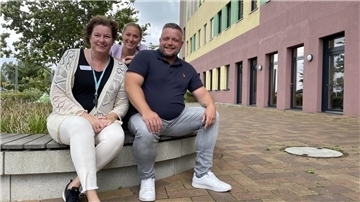 Klinikgeschäftsführer Stefan Scharnetzki, Verwaltungsfachkraft Michaele Nagel (links) und Pressesprecherin Katharina Recht freuen sich, dass die Aktion "Zehntausend für Zehn" angelaufen ist.