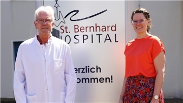 Klinikmanagerin Imke Siemers freut sich auf die Zusammenarbeit mit Dr. Mathias Schulz, der in der Wesermarsch kein Unbekannter ist. So war er Chefarzt der Orthopädie und Unfallchirurgie im St. Johannes-Hospital Varel.