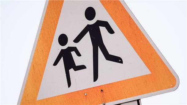 Kindergrundsicherung: Großprojekt mit einigen offenen Fragen Knapp 2,2 Millionen der etwa 14,3 Millionen Kinder und Jugendlichen unter 18 fallen in die Kategorie „armutsgefährdet“, weil sie etwa in Haushalten mit entsprechend geringen Einkommen leben.