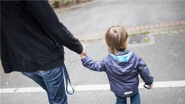 Studie: Jedes fünfte Kind armutsgefährdet Knapp 2,9 Millionen Kinder und Jugendliche waren laut Bertelsmann Stiftung 2021 bundesweit von Armut bedroht - das entspricht einem Anteil von 20,8 Prozent.