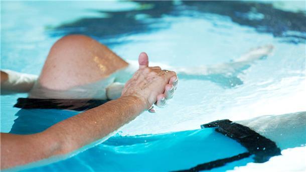 Knietherapie im Schwimmbecken