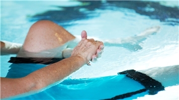 Knietherapie im Schwimmbecken