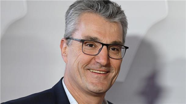 Neuer Service im Stadion: Schiedsrichter erklärt Videobeweis Knut Kircher, der Geschäftsführer der DFB Schiri GmbH.