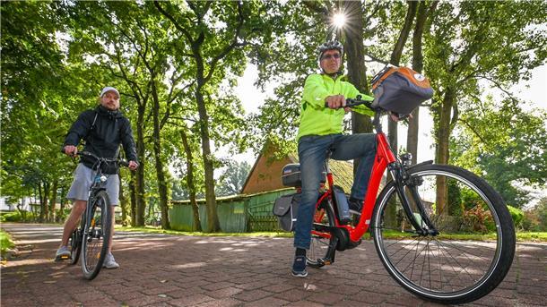 Knut Müller (70) vom ADFC Bremerhaven und NZ-Volontär Gregor Teichmann (35) auf dem Loxstedter Sagenweg in Stinstedt.
