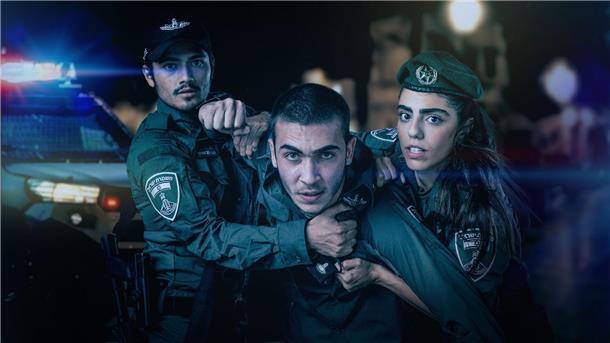 Kobi (Ido Elieli, l-r), Avi (Ben Sultan) und Miri (Noa Astanjelove) müssen als Neulinge beim Grenzschutz zahlreiche Herausforderungen bewältigen.