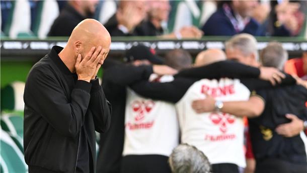 Kölner Jubel, Wolfsburger Entsetzen: VfL-Trainer Paul Simonis nach dem späten 3:3.
