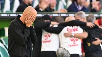 Kölner Jubel, Wolfsburger Entsetzen: VfL-Trainer Paul Simonis nach dem späten 3:3.