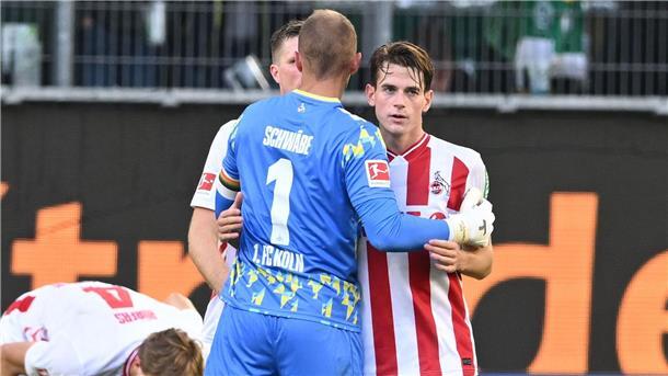Kölns Jakub Kaminski (r) schoss beim 3:3 in Wolfsburg das späteste Tor der Bundesliga-Geschichte.