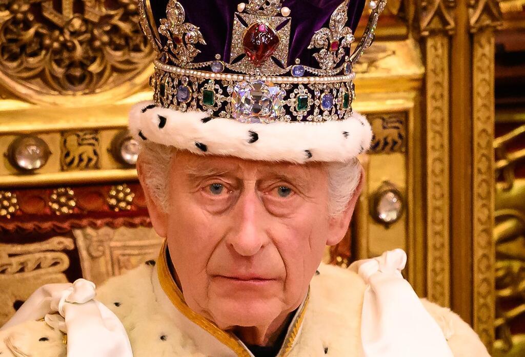 König Charles III. bei der Eröffnung des Parlaments im House of Lords im Westminsterpalast.