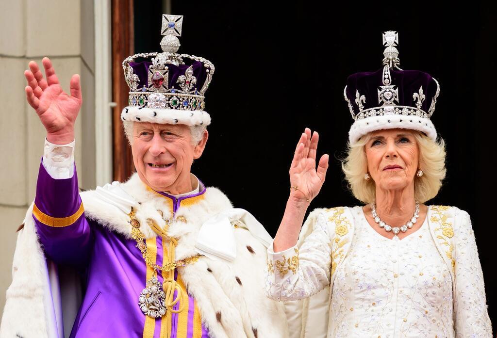König Charles III. und Königin Camilla  nach ihrer Krönung in der Westminster Abbey.