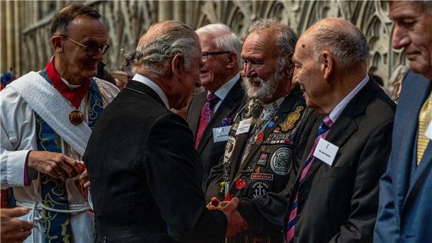 König Charles III. verteilt das Maundy Money während des königlichen Gründonnerstagsgottesdienst in York.
