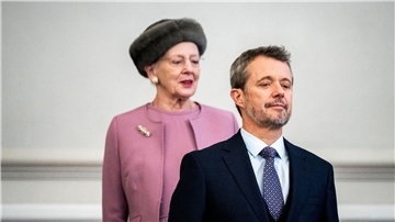 König Frederik X. von Dänemark und Königin Margrethe von Dänemark im dänischen Parlament.