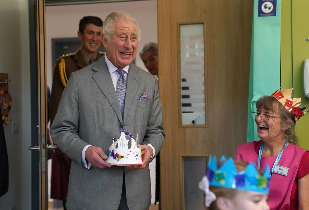 König mit Papierkrone: Charles III. bei der Eröffnung des Priscilla Bacon Lodge Hospizes in Norwich.