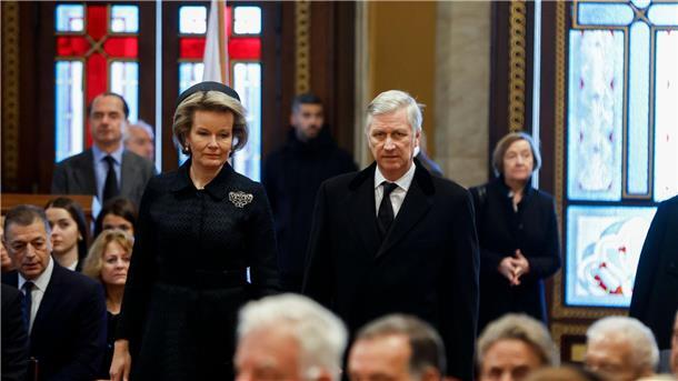 Europas Adel nimmt Abschied vom letzten König Griechenlands König Philippe (M) von Belgien und Königin Mathilde nehmen an der Trauerfeier teil.