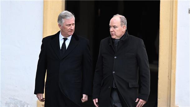 Hochadel auf Trauerfeier für Max Markgraf von Baden König Philippe von Belgien und Fürst Albert II. von Monaco (r) auf der Trauerfeier von Max Markgraf von Baden.