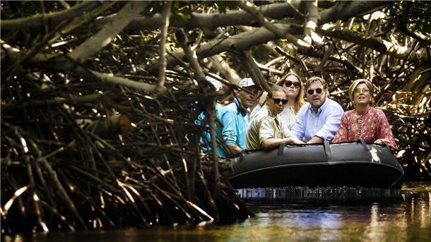 König Willem-Alexander (2.v.r.), Königin Maxima (r) und Kronprinzessin Amalia fahren in einem Schlauchbot durch die Mangrovenwälder bei Sorobon.