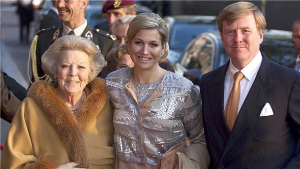 König Willem-Alexander der Niederlande, Königin Maxima (m.) und Prinzessin Beatrix 2013 in Amsterdam.