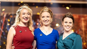 Königin Anna Zenz (M) mit den Prinzessinnen Emma Meinhardt (l) und Katja Simon (r)