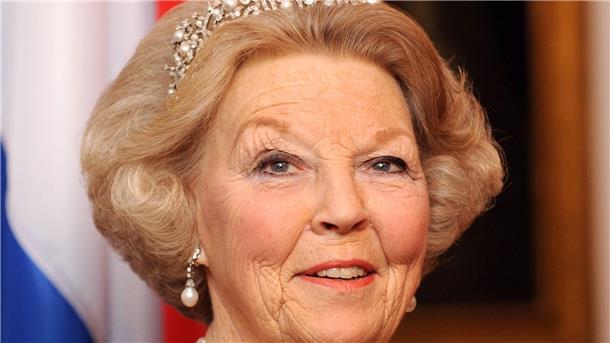Königin Beatrix der Niederlande mit  Diadem und Perlenschmuck beim fStaatsbesuch in Deutschland 2011.