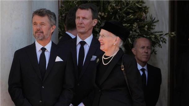 Europas Adel nimmt Abschied vom letzten König Griechenlands Königin Margrethe II. von Dänemark, Kronprinz Frederik (l) und Prinz Joachim gehören zu den Trauergästen.