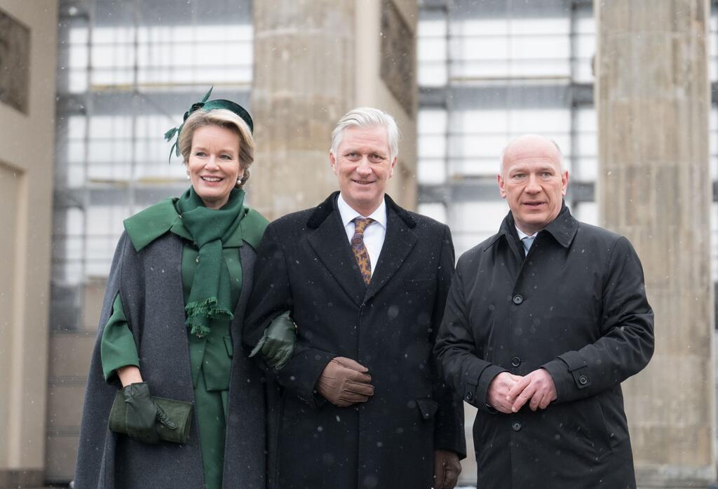 Königin Mathilde von Belgien (l-r) und König Philippe von Belgien neben Kai Wegner am Brandenburger Tor.