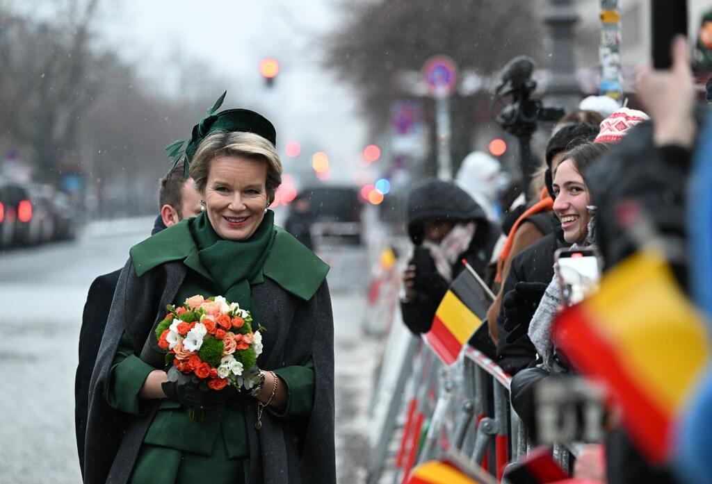 Königin Mathilde von Belgien wird von wartenden Zuschauern am Brandenburger Tor begrüßt.