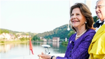 Königin Silvia von Schweden auf einem Boot auf dem Neckar vor Heidelberg.