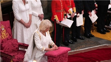 Königsgemahlin Camilla kniet während der Krönungszeremonie in der Westminster Abbey.