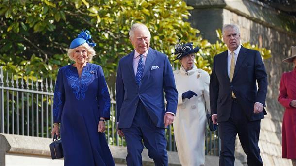 Königsgemahlin Camilla (vorne,l-r), König Charles III., Anne (hinten,l-r), Princess Royal, und Prinz Andrew auf dem Weg zur St. George’s Chapel auf Schloss Windsor in Windsor.