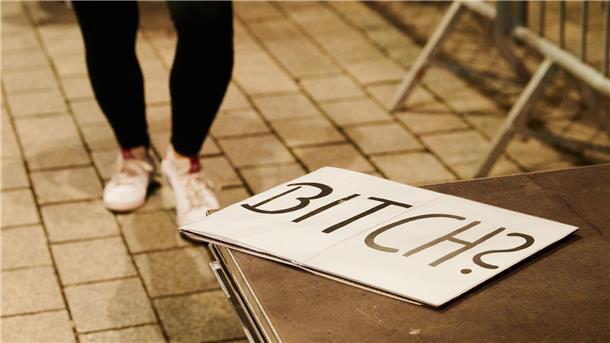 „Bitch?" steht auf einem Plakat, das vor der Bühne am Brandenburger Tor liegt. 