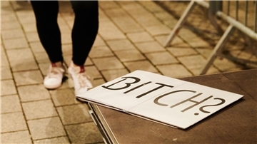 „Bitch?" steht auf einem Plakat, das vor der Bühne am Brandenburger Tor liegt. 