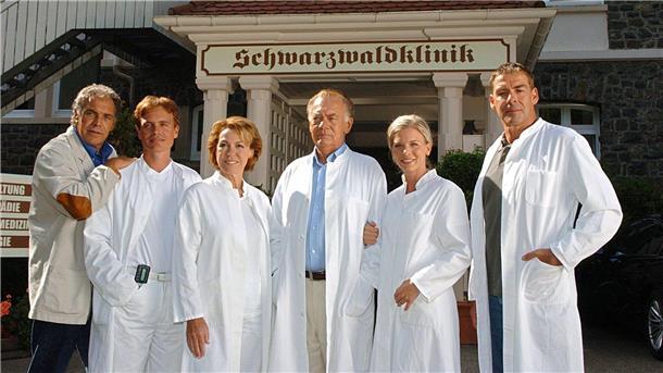 Serienstar und Charakterdarsteller: Kohlund wird 75 Kohlund als Professor Vollmers in der Serie „Die Schwarzwaldklinik“. (Archivbild)