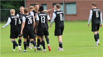 Kollektive Glückwünsche der Heeslinger für den Torschützen zum 2:0, Luca Althausen (Nummer 8).