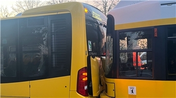 Kollision zwischen einem Bus und einer Straßenbahn in Berlin.