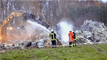 Kommen die Feuerwehrleute aus Loxstedt zum Einsatz, hier beim Brand auf dem ehemaligen Sörgel-Gelände, begeben sie sich nicht nur in akute Gefahr, auch Krankheiten wie Krebs können durch Schadstoffe aus dem Einsatz gefördert werden. Deshalb sollen die Kameraden durch ein neues Hygienekonzept geschützt werden.