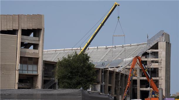 Barça-Rückkehr ins renovierte Stadion - aber nur zum Üben Kommende Woche darf erstmals wieder eine begrenzte Zahl von Zuschauern in das renovierte Camp Nou in Barcelona.