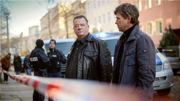 Kommissar Henry Koitzsch (Peter Kurth) und Kommissar Michael Lehmann (Peter Schneider) treten als neues Ermittler-Duo im Polizeiruf auf.