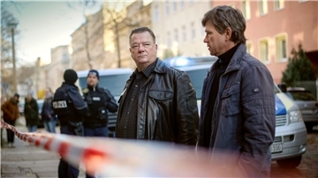 Kommissar Henry Koitzsch (Peter Kurth) und Kommissar Michael Lehmann (Peter Schneider) treten als neues Ermittler-Duo im Polizeiruf auf.