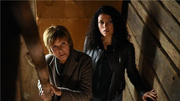 Kommissarin Lucas (Ulrike Kriener, l.) und ihre Kollegin Betty Sedlacek (Claudia Kottal, r.) machen bald einen grausigen Fund.