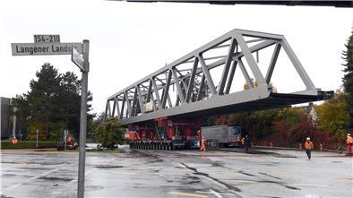 Kommt eine Brücke angefahren: Trotz weiträumiger Absperrung versuchten viele Zuschauer das Spektakel zu verfolgen.
