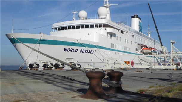 Ein Kreuzfahrtschiff liegt an der Kaje.